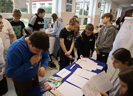 Uczniowie podczas wykonywania zadań językowych - zabawa językiem polskim.