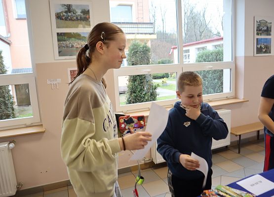 Uczniowie podczas wykonywania zadań językowych - zabawa językiem polskim.