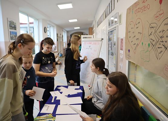 Uczniowie podczas wykonywania zadań językowych - zabawa językiem polskim.