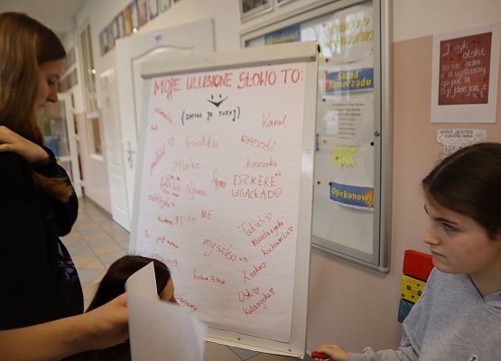 Uczniowie podczas wykonywania zadań językowych - zabawa językiem polskim.