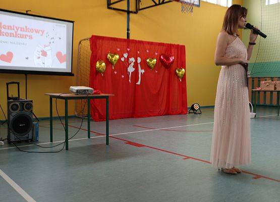 Pani Agata Makowska prowadzi Szkolny Konkurs Piosenki Miłosnej