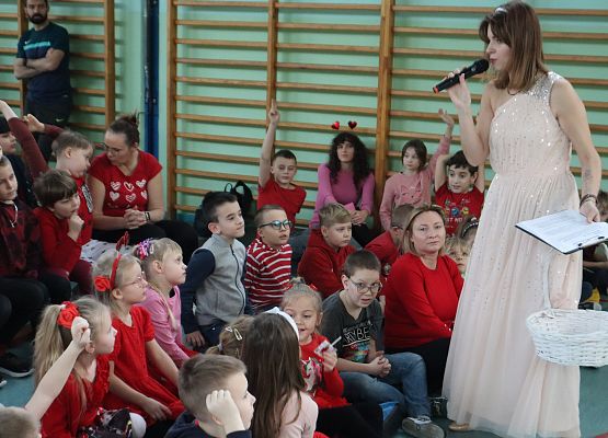 Pani Agata Makowska prowadzi Szkolny Konkurs Piosenki Miłosnej