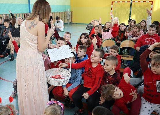 Pani Agata Makowska prowadzi Szkolny Konkurs Piosenki Miłosnej