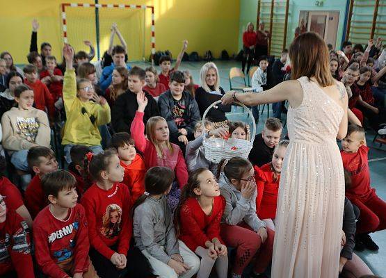 Pani Agata Makowska prowadzi Szkolny Konkurs Piosenki Miłosnej