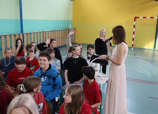 Pani Agata Makowska prowadzi Szkolny Konkurs Piosenki Miłosnej