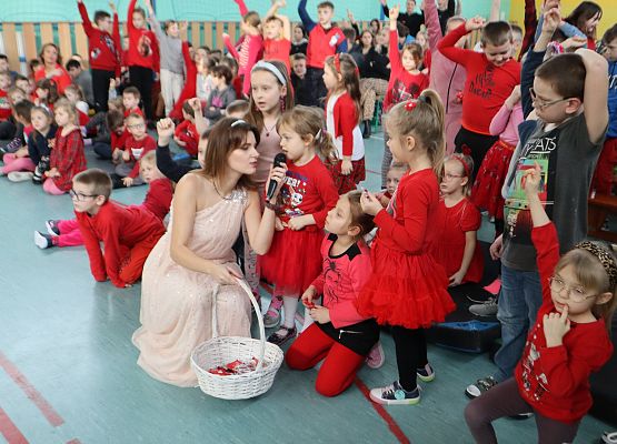 Pani Agata Makowska prowadzi Szkolny Konkurs Piosenki Miłosnej