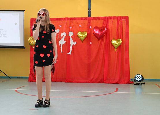 Konkurs Piosenki Miłosnej - występ uczestnika.