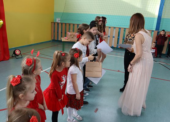 Pani Agata Makowska prowadzi Szkolny Konkurs Piosenki Miłosnej