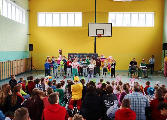 Powitanie wiosny w Szkole Podstawowej w Redkowicach.