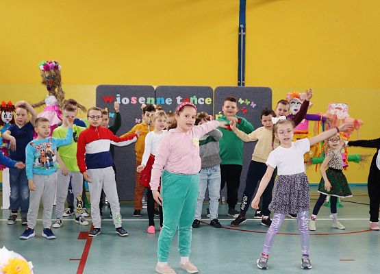 Powitanie wiosny w Szkole Podstawowej w Redkowicach.