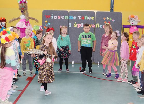 Powitanie wiosny w Szkole Podstawowej w Redkowicach.