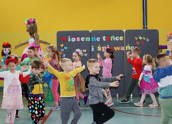 Powitanie wiosny w Szkole Podstawowej w Redkowicach.