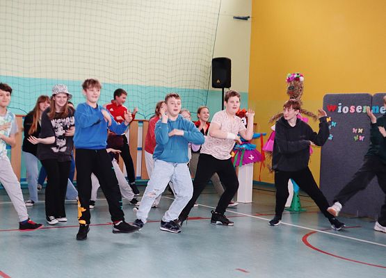 Powitanie wiosny w Szkole Podstawowej w Redkowicach.