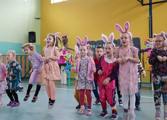 Powitanie wiosny w Szkole Podstawowej w Redkowicach.