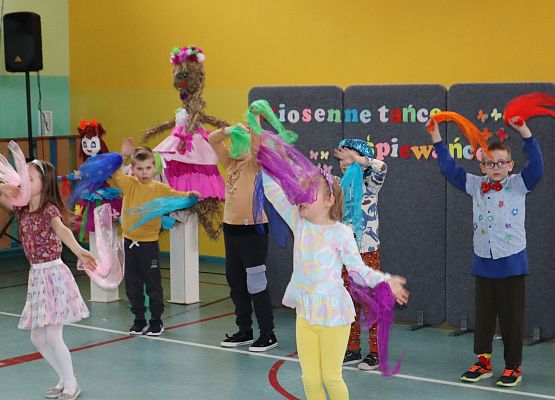 Powitanie wiosny w Szkole Podstawowej w Redkowicach.