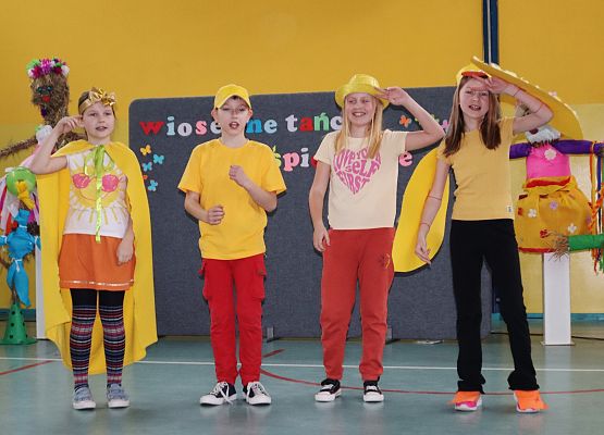 Powitanie wiosny w Szkole Podstawowej w Redkowicach.