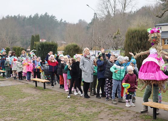 Powitanie wiosny w Szkole Podstawowej w Redkowicach.