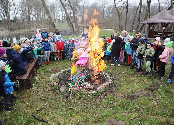 Powitanie wiosny w Szkole Podstawowej w Redkowicach.