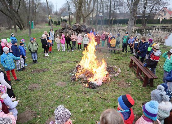 Powitanie wiosny w Szkole Podstawowej w Redkowicach.