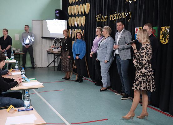 Przemówienie dyrektora szkoły podczas otwarcia konkursu.