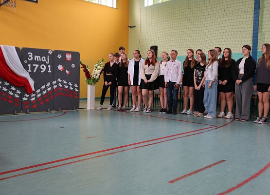 Uroczystość z okazji 3 maja w szkole w Redkowicach.