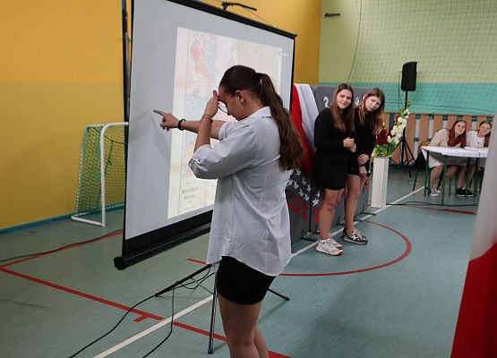 Uroczystość z okazji 3 maja w szkole w Redkowicach.