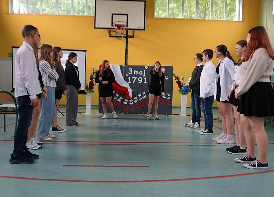 Uroczystość z okazji 3 maja w szkole w Redkowicach.