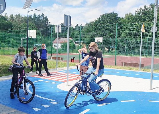 Egzaminy na kartę rowerową w Szkole Podstawowej w Redkowicach.