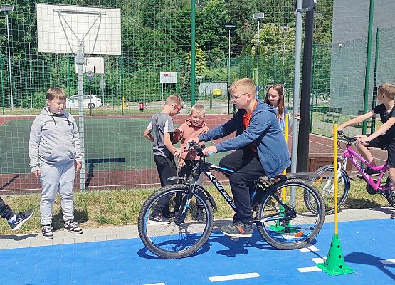 Egzaminy na kartę rowerową w Szkole Podstawowej w Redkowicach.