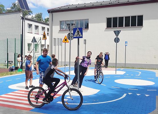 Egzaminy na kartę rowerową w Szkole Podstawowej w Redkowicach.