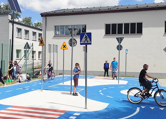 Egzaminy na kartę rowerową w Szkole Podstawowej w Redkowicach.