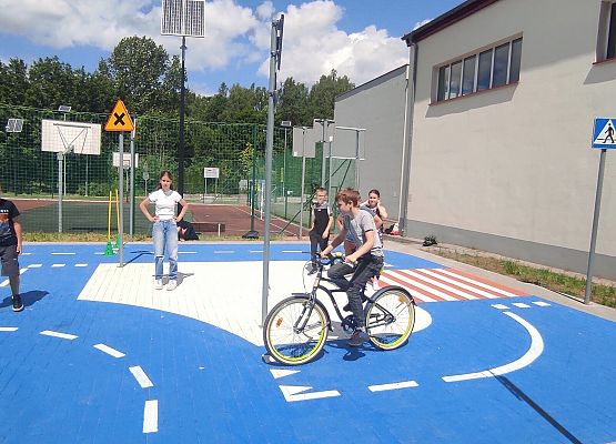 Egzaminy na kartę rowerową w Szkole Podstawowej w Redkowicach.