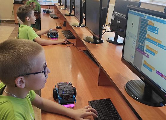 Zajęcia dodatkowe z informatyki i robotyki w SP Redkowice.