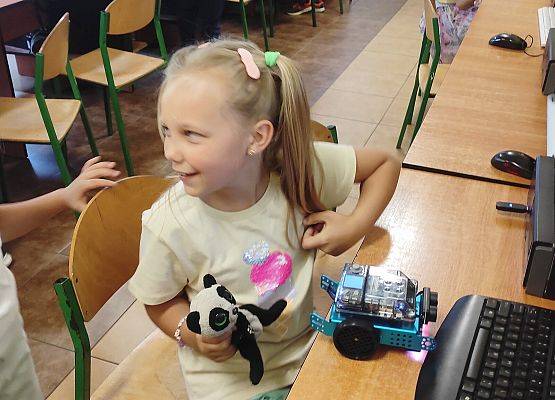 Zajęcia dodatkowe z informatyki i robotyki w SP Redkowice.