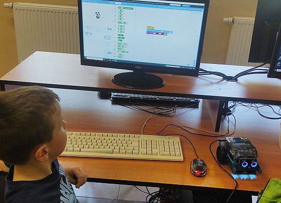 Zajęcia dodatkowe z informatyki i robotyki w SP Redkowice.