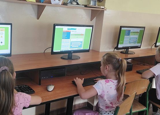 Zajęcia dodatkowe z informatyki i robotyki w SP Redkowice.