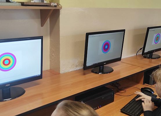 Zajęcia dodatkowe z informatyki i robotyki w SP Redkowice.