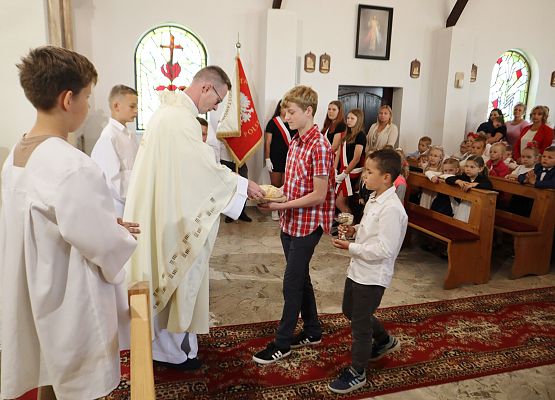 Zakończenie roku szkolnego 2023-2024 grup przedszkolnych i klasy trzeciej w szkole w Redkowicach.