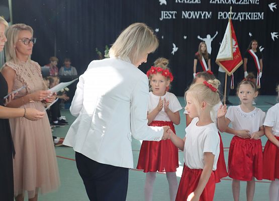 Zakończenie roku szkolnego 2023-2024 grup przedszkolnych i klasy trzeciej w szkole w Redkowicach.
