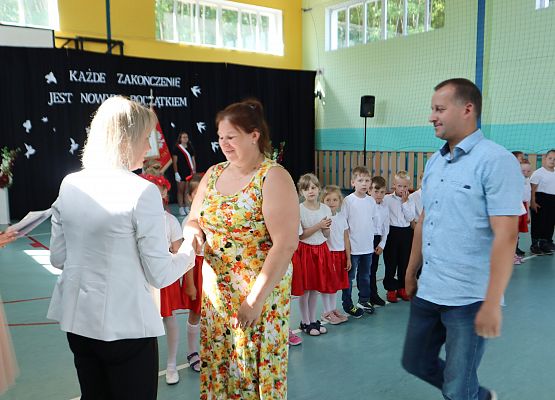 Zakończenie roku szkolnego 2023-2024 grup przedszkolnych i klasy trzeciej w szkole w Redkowicach.