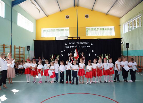 Zakończenie roku szkolnego 2023-2024 grup przedszkolnych i klasy trzeciej w szkole w Redkowicach.