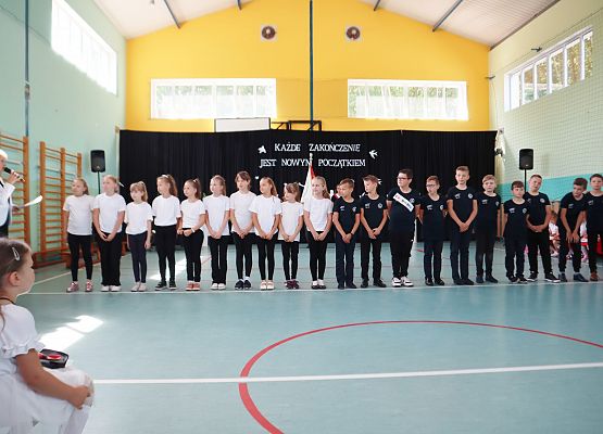 Zakończenie roku szkolnego 2023-2024 grup przedszkolnych i klasy trzeciej w szkole w Redkowicach.