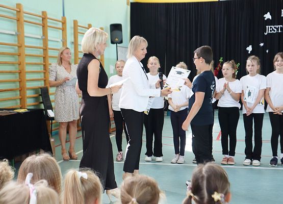 Zakończenie roku szkolnego 2023-2024 grup przedszkolnych i klasy trzeciej w szkole w Redkowicach.