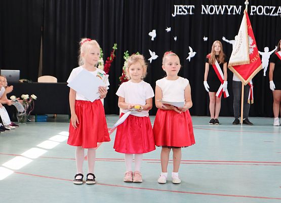 Zakończenie roku szkolnego 2023-2024 grup przedszkolnych i klasy trzeciej w szkole w Redkowicach.