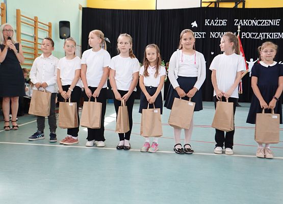 Zakończenie roku szkolnego 2023-2024 grup przedszkolnych i klasy trzeciej w szkole w Redkowicach.