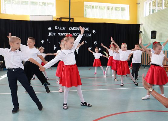 Zakończenie roku szkolnego 2023-2024 grup przedszkolnych i klasy trzeciej w szkole w Redkowicach.