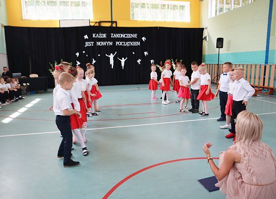 Zakończenie roku szkolnego 2023-2024 grup przedszkolnych i klasy trzeciej w szkole w Redkowicach.