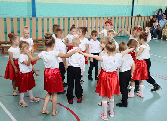 Zakończenie roku szkolnego 2023-2024 grup przedszkolnych i klasy trzeciej w szkole w Redkowicach.