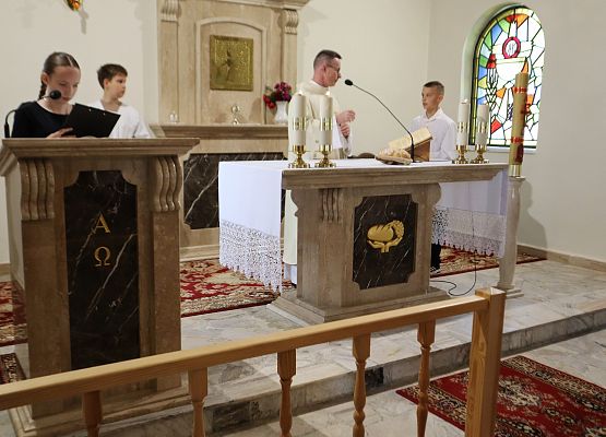 Zakończenie roku szkolnego 2023-2024 grup przedszkolnych i klasy trzeciej w szkole w Redkowicach.