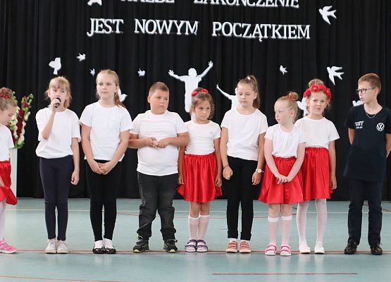 Zakończenie roku szkolnego 2023-2024 grup przedszkolnych i klasy trzeciej w szkole w Redkowicach.